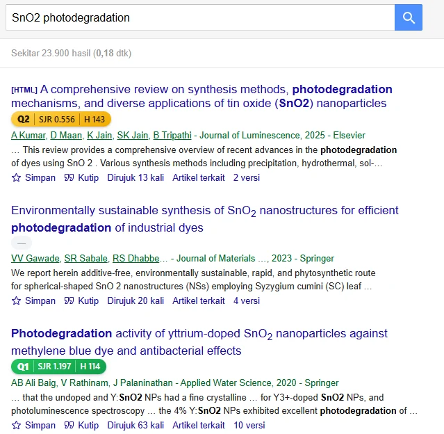 Hasil pencarian Google Scholar dengan lencana di bawah judul, dan tanda strip untuk jurnal yang tidak ditemukan